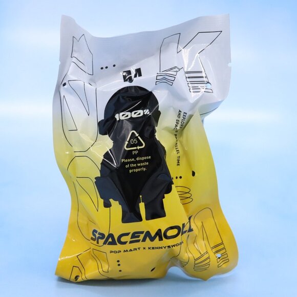 Mega Space Molly CHRISTMAS 2024 (Regular) 100% Series 4 Pop Mart New Open Box b - Picture 3 of 8